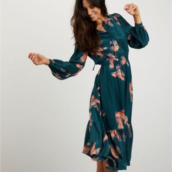 Tucker Dresses & Skirts - TUCKER mallard dress size medium tiered skirt long button sleeves